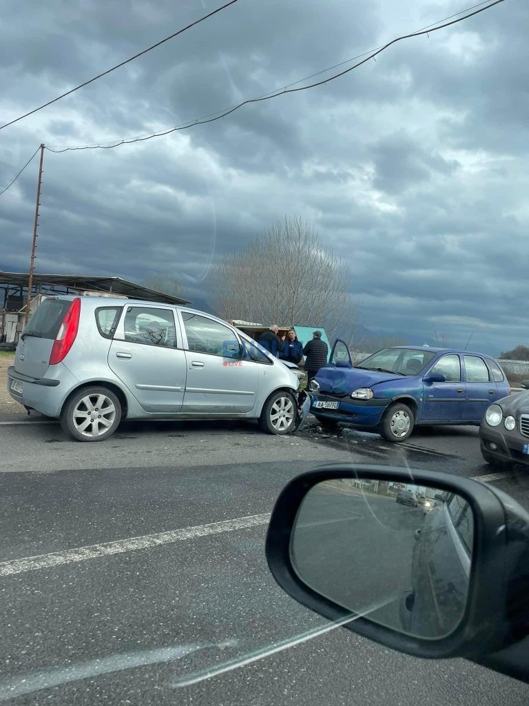 Fushë  Krujë/ Aksidenti, përplasen  automjetet