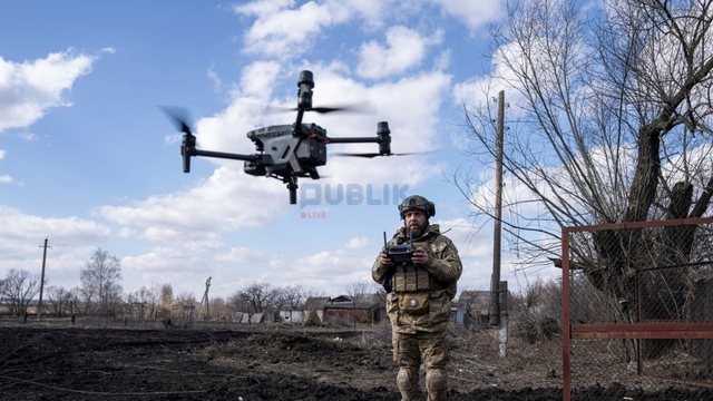 Ushtarët ukrainas përdorin dronët për të goditur mjetet fluturuese ruse