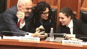 Xhaçka “plazh” në SPAK, Rama i falet vibratorit