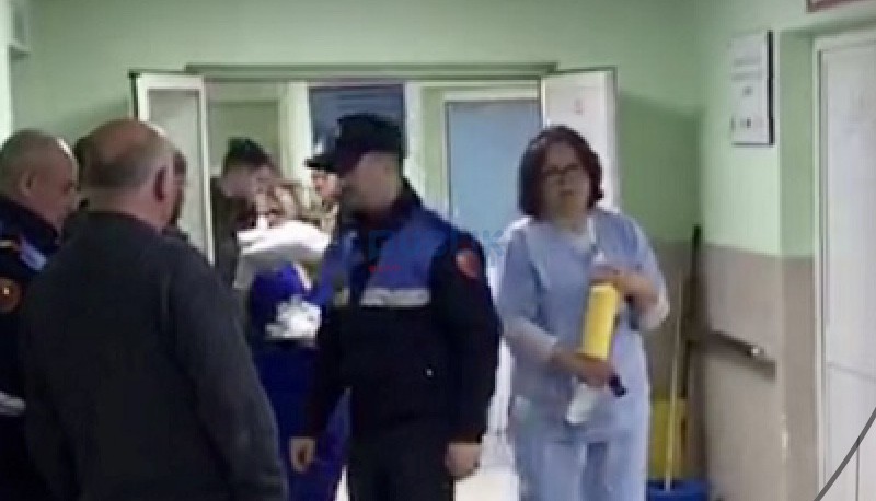 Berat, dy shokë dhunojnë infermierin nē spital