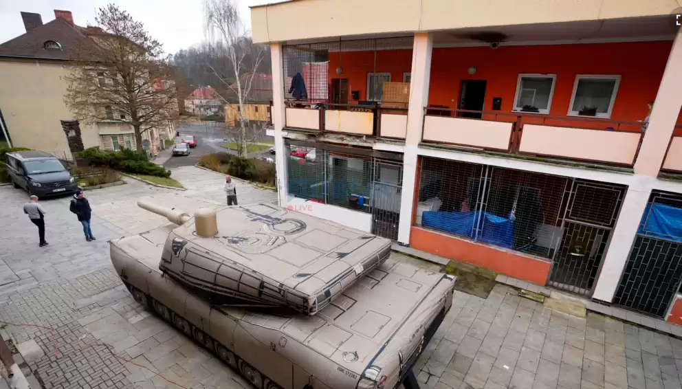 Ukrainë/ Si po përdoren si karrem për trupat ruse tanke e pajisje plastike falso