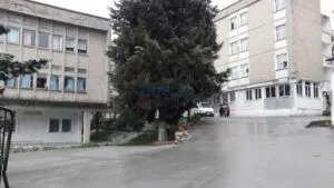 Gramsh/U hodh nga dritarja e spitalit ku ishte shtruar, policia jep detaje për 65-vjeçarin: Dyshohet se ngjarja ka ndodhur për shkak të…