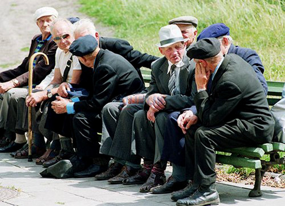 Pensionistët beratas: E kemi lakun në fyt, pensioni që marrim s’na del as për të ngrënë bukë thatë. Çmimet rriten nga dita në ditë