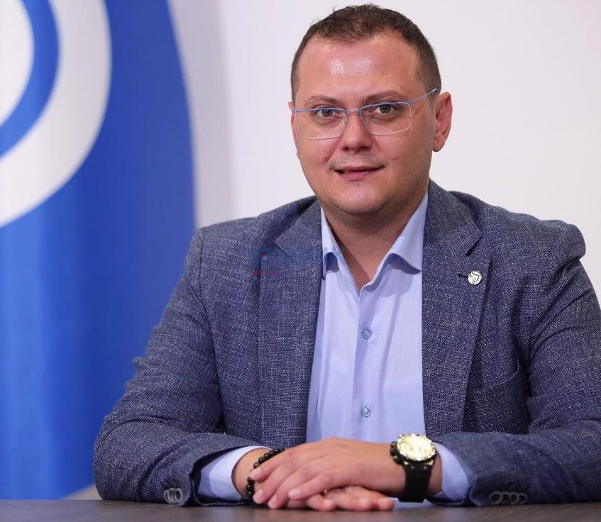 Kandidati i PD për Bashkinë e Vorës paralajmëron arrestimin e një tjetër kryebashkiaku socialist: Tenderi mbi 2 mln euro i pastrimit në shkelje të plotë