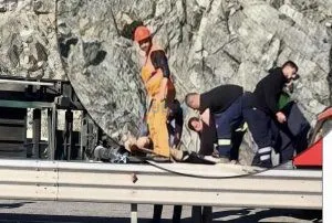 Aksident/  Kamioni përmbyset në Rrugën e Kombit, dyshohet për viktima