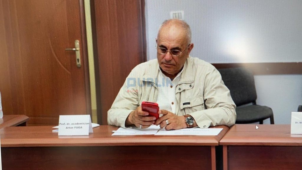 Sot 7 Marsi/ “Vjedhje, hajdutëri!”, Artan Fuga s’i kursen kritikat, thirrje mësuesve: Mos plaçkitni familjet, kthejuani dhuratat nxënësve!