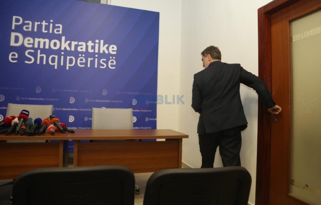 FOTO/ Alibeaj mban konferencën e parë për shtyp nga zyra  e PD  me logon e Bashës