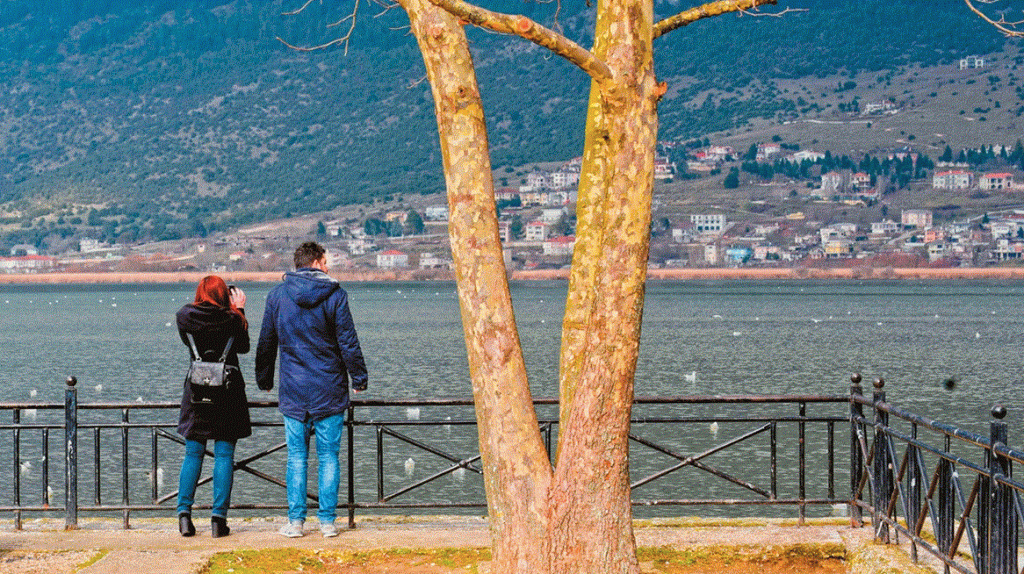 Biznesmeni hedh gruan e tij shtatzënë në liqen, mediat greke: Njësoj si Ali Pashë Tepelena që…