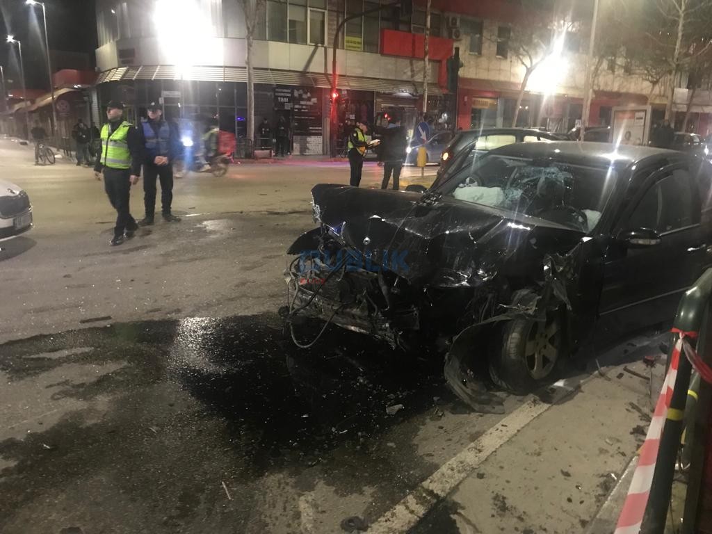 Tiranë, përplasen dy automjete, pesë persona të plagosur. Shikoni si kanë përfunduar makinat