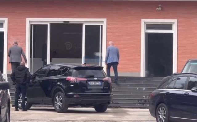 Meta e fillon javën në zyrën e Berishës
