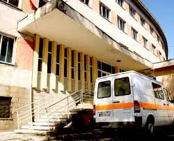 Tepelenë/ 42-vjeçari godet me thikë gruan dhe më pas veten