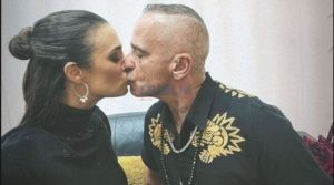 Këngëtari Ramazzotti bën një dedikim social duke postuar një foto puthjeje ramancës së re