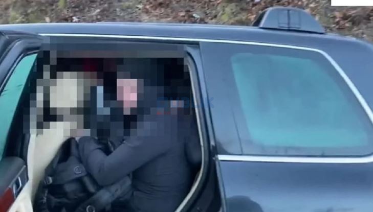 U kap me dy emigrantë të paligjshëm, arrestohet 32-vjeçari në Kukës
