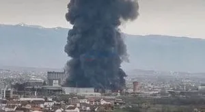 Pejë:Zjarr pranë qendrës tregtare 8 persona të lënduar