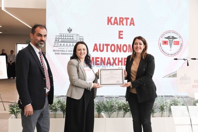 Manastirliu i dorëzon Kartën e Autonomisë Menaxheriale Spitalit Memorial Fier/ Hap drejt rritjes së cilësisë së shërbimit