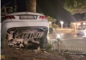 Makina në Sarandë përfundoi në piceri, momenti kur shoferi dhe shoku i tij këndojnë dhe më pas aksidentohen