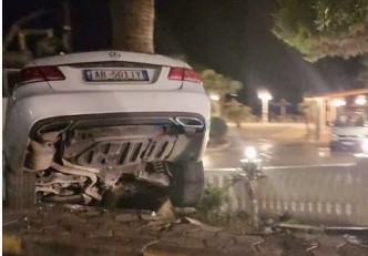Makina në Sarandë përfundoi në piceri, momenti kur shoferi dhe shoku i tij këndojnë dhe më pas aksidentohen