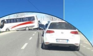Aksidenti /Autobusi me pasagjerë përplaset me ‘Golf-in’ dhe del nga rruga  në rrugën Tiranë – Fushë Krujë