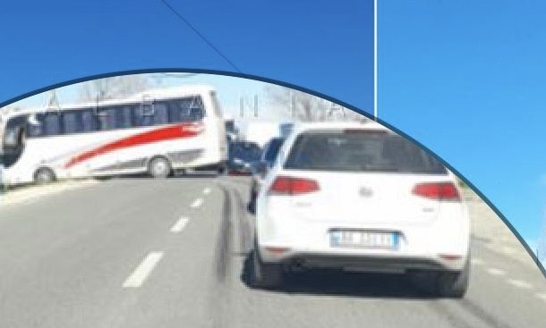 Aksidenti /Autobusi me pasagjerë përplaset me ‘Golf-in’ dhe del nga rruga  në rrugën Tiranë – Fushë Krujë