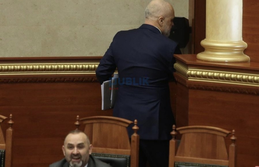 FOTO/ Rama braktis mocionin/ Spiropali dhe Manja entuziazmohen, opozita kërkon ndërprerjen e seancës