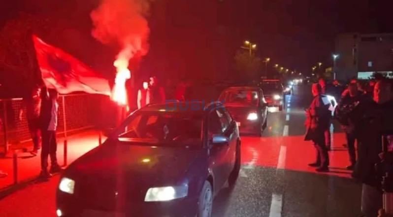 Zgjidhet kryetari i komunës së Tuzit në Malin e Zi, Nik Gjeloshaj fiton mandatin/ Shqiptarët nisin festën nën ngjyrat kuq e zi
