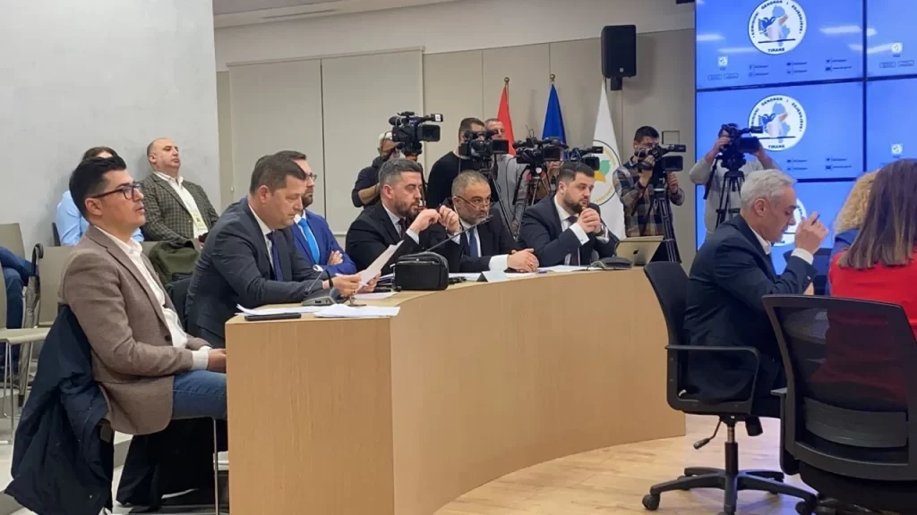Tensione në mbledhjen e KQZ-së për regjistrimin e partive të mëdha