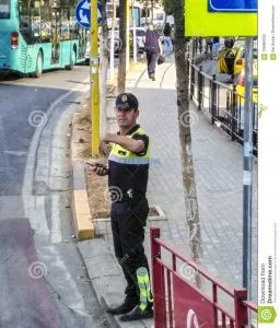 Del nga rruga autobusi në Tiranë, raportohet për tre të plagosur