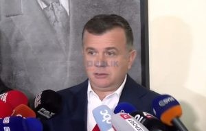 “Ish-ministri ende pjesë e grupit të PS apo duhet të marrë një avokat?”, Balla ‘kyç gojën’ për Ahmetajn: Flasim…