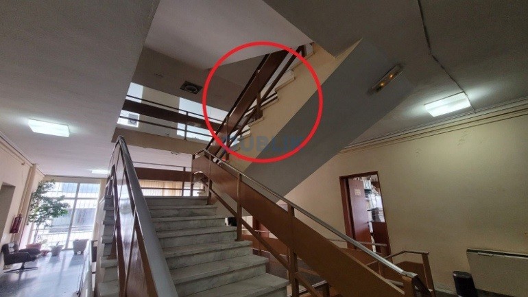 Greqi, i riu tenton t’i japë fund jetës duke u vetëvarur me litar nga kati i tretë i gjykatës