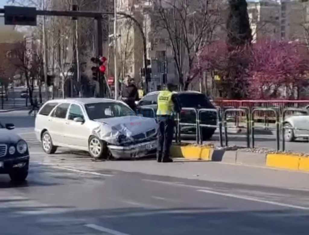Tiranë aksidenti/  Makina përfundon mbi trotuar  te ish-shtatë Xhuxhat