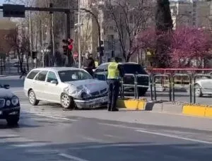 Tiranë aksidenti/  Makina përfundon mbi trotuar  te ish-shtatë Xhuxhat