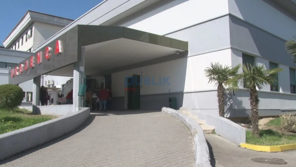 Sukth, makina del nga rruga, shoferi përfundon në spital