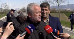 Banorët e Bërxullës të irrituar me ministren Balluku: Mendon gjithë natën si ta vjedhë këtë popull. Këta nuk ngopen , janë të babëzitur.