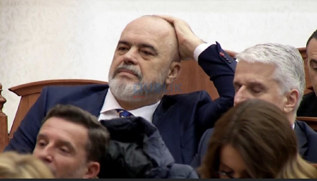 Rama i nxirë në seancë/ Nuk e mban vendi, ulet pranë Majkos në sallë