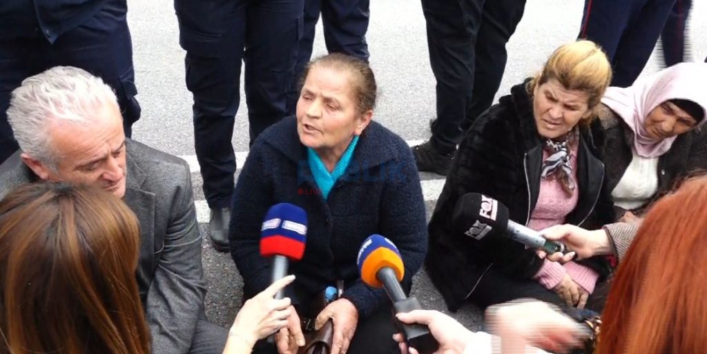 Banorët e Bërxullës bllokojnë rrugën: Shteti po na vret, pa na dëmshpërblyer nuk e lirojmë