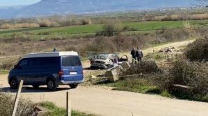 Një vëzhgues dhe dy gjuajtës/ Detaje të reja nga atentati në lokalin e Fatjon Muratit, gjendet makina e djegur