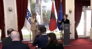Sekretarja e Përgjithshme e OSBE-së mbërrin në Tiranë, mnistrja: Mirëpresim kontributin e organizatës në Shqipëri