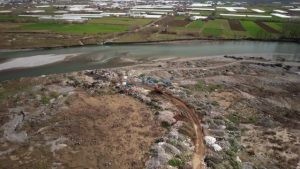 Inceneratori 26 milionë euro nuk punon, mbetjet në Elbasan derdhen buzë lumit Shkumbin