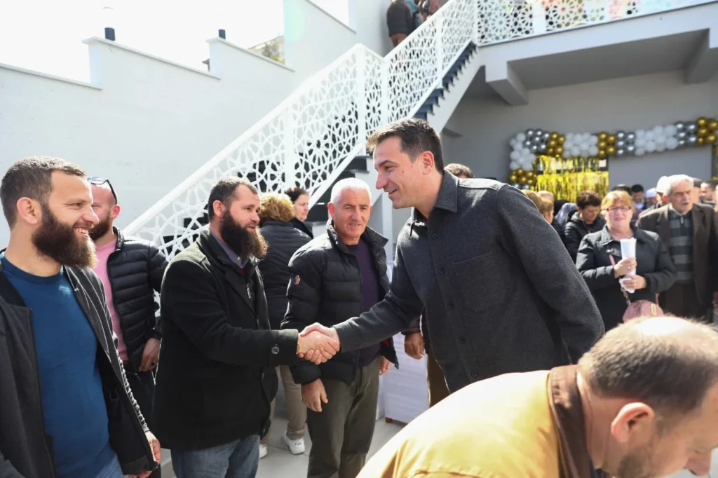 Zgjedhjet e 14 majit/ Hapet xhamia e re në Tiranë, Veliaj: Kush ndërton një xhami, ndihmon një zonë të tërë