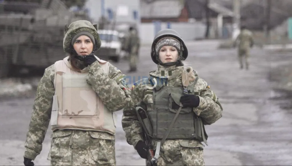 Gratë ukrainase që luftojnë në vijën e frontit, ish-gazetarja: Nëse do të kisha një armë, do të bëja diçka më shumë për jetën time