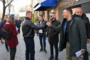 Plani për uljen e taksave/ Këlliçi vion takimet me kryeqytetasit:  Kudo gjen nevojën për ndryshim