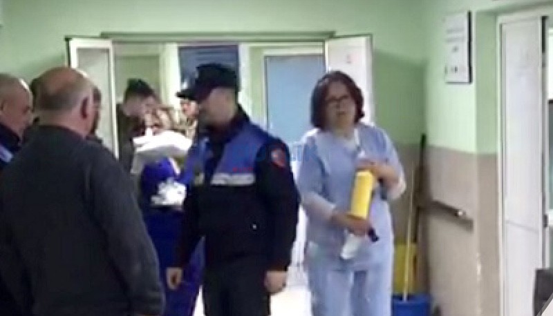 Qytetari nga Gramshi, rreh mjekun në spital