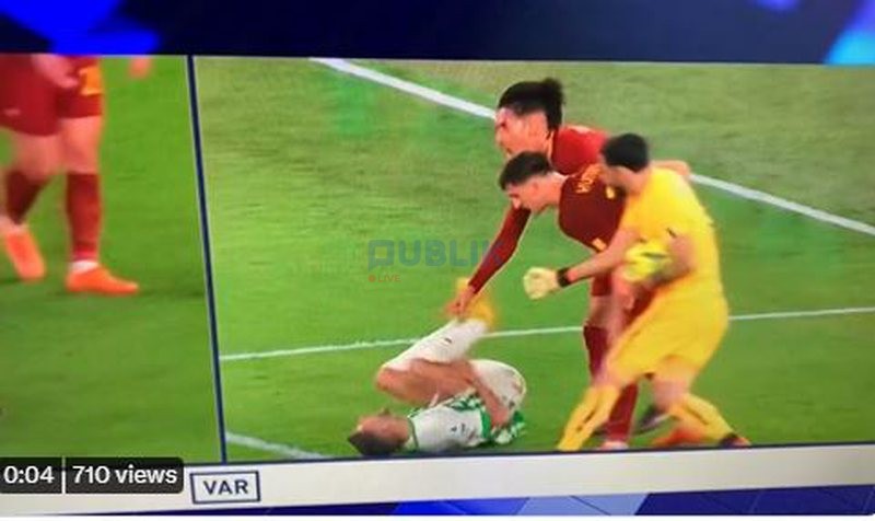 Kumbullën nuk e mbajnë nervat, godet kundërshtarin dhe largohet me të kuq