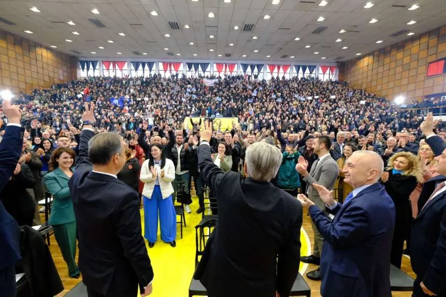 Berisha dhe Meta bëhen sërish bashkë, prezantojnë Luçiano Boçin në Elbasan
