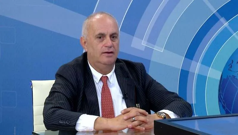 Mesazhi i Artan Fugës për festën e Pashkës: Lëre Pilatin t’i lajë duart! Kujton se e heq gjakun mbetur në shekuj në thonj e gishta