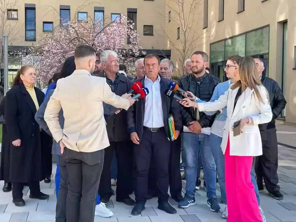 Projekti i rrugës u bë me “Google Maps”/ Banorët e Bërxullës protestë para Hipotekës: Duam çfarë na takon me ligj.