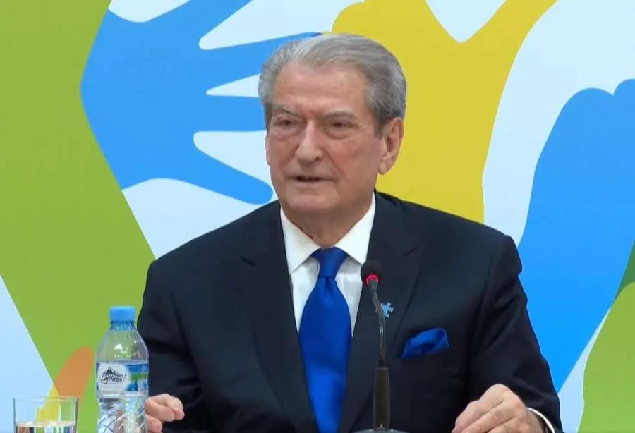 Berisha bën thirrje për  shqiptarët : Ejanj në një manifestim madhështor si prelud i fitores , ora 12.00 në arenën e Tiranës ‘Air Albania