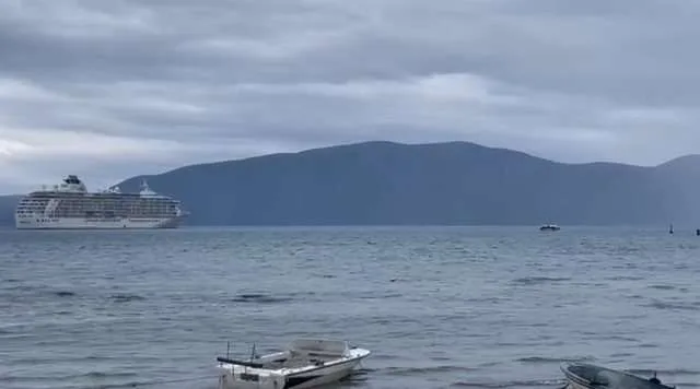 Vlorë/ Kroçera me turistë nuk ankorohet dot në port nga moti i keq