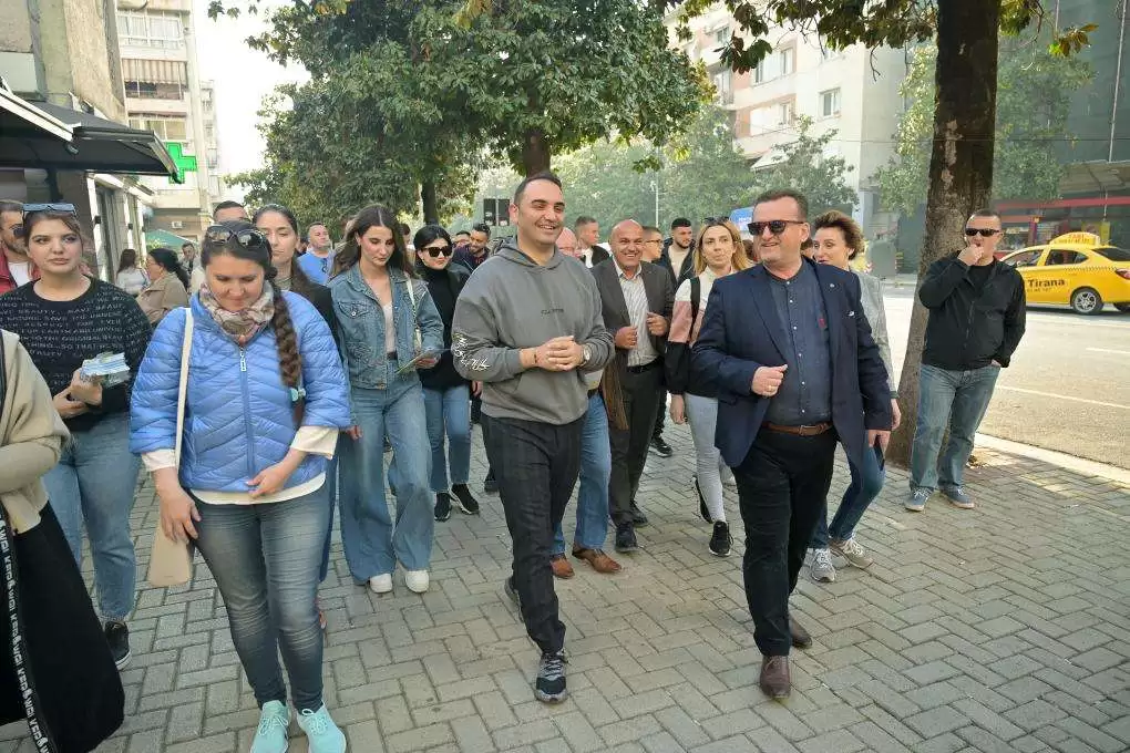Belind Këlliçi takim me qytetarët në Tiranë: Do të ndërtojmë dy azile të tjera, do rikthejmë jetën komunitare në kryeqytet
