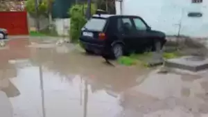 Tiranë/ Asfalti elektoral që shtron bashkia pa projekt  përmbyt hyrjen e pallatit